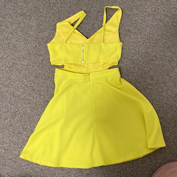 Canary yellow open back dress - Picture 5 of 5